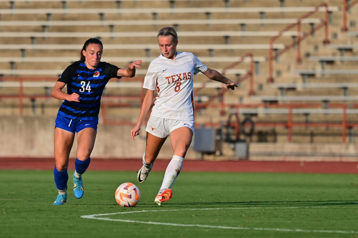 Freshman+defensive-midfielder+Carly+Montgomery+runs+with+the+ball+on+September+3%2C+2023.+The+Longhorns+defeated+SMU+6-0.