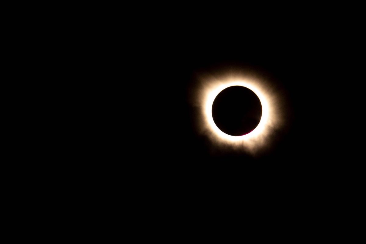 Una bola de fuego que respira: UT presencia el primer eclipse solar total desde el año 1397