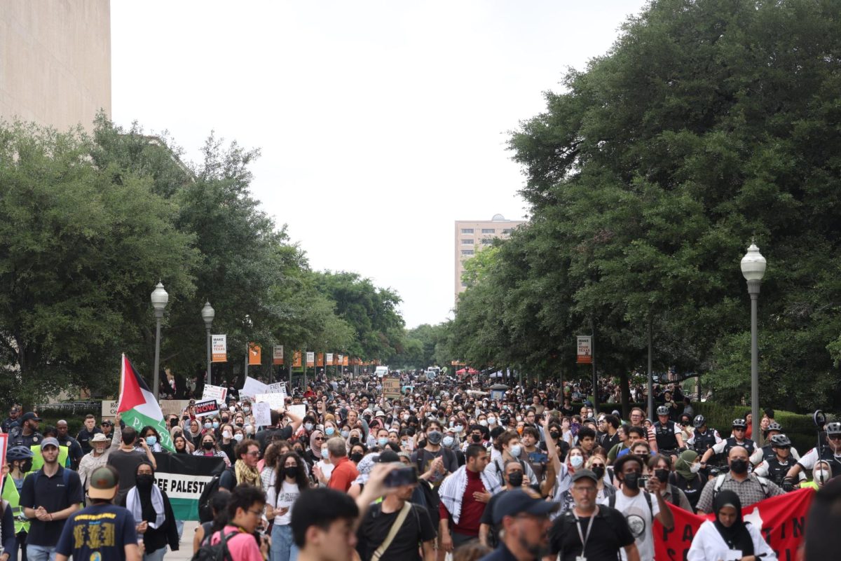 Cientos de Estudiantes y Profesores de UT Austin se reúnen en campus para una protesta pro-Palestina