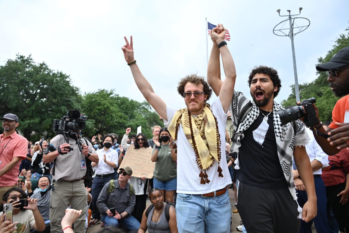 Students%2C+faculty+gather+in+solidarity+with+arrested+pro-Palestine+protesters