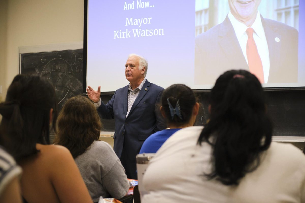 Austin mayor Kirk Watson speaks to UT students at University Democrat's First meeting