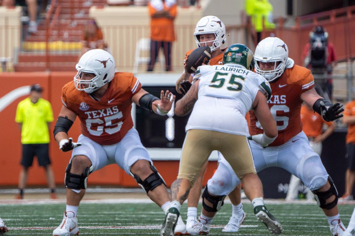 Offensive lineman Jake majors prepares to tackle the opponent after snapping the ball during Texas' game against CSU on Aug. 31, 2024. 