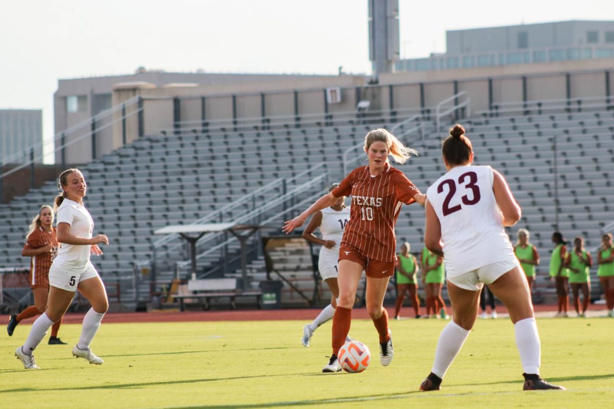 Texas soccer suffers its first defeat, goalkeeper Mia Justus leaves the game with an injury