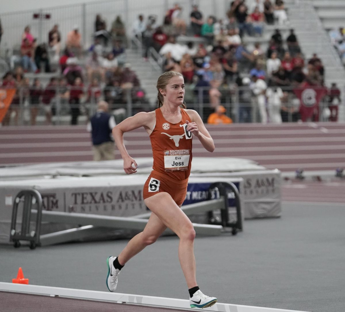 Junior Eva Jess runs the 3000m race at the SEC Indoor Track Championships on March 1, 2025.