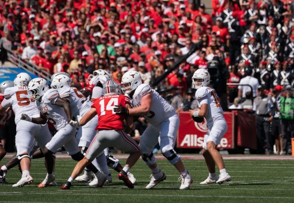 Sophomore Arch Manning scans the defense for an open passing lane against the Ohio State Buckeyes on Aug. 30, 2025. 