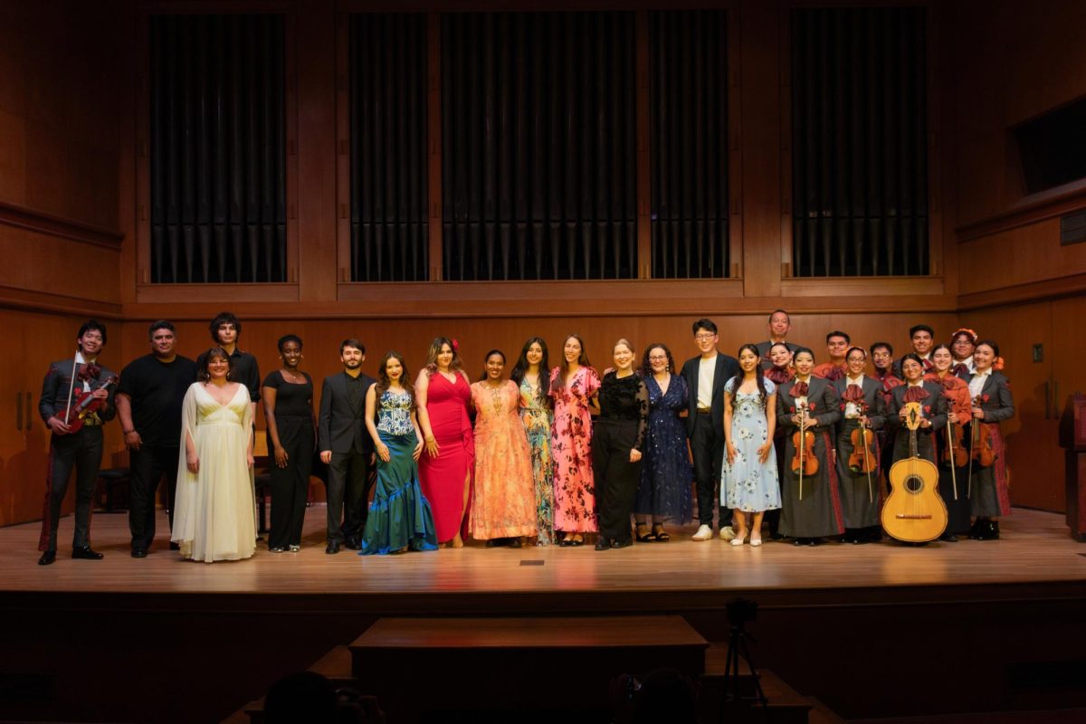 Estudiantes celebran la cultura latinoamericana e ibérica por medio de canción.