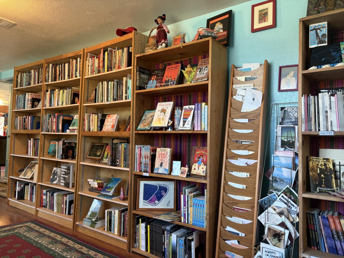 Resistencia Books: Aceptando a la comunidad y estudiantes con los brazos abiertos